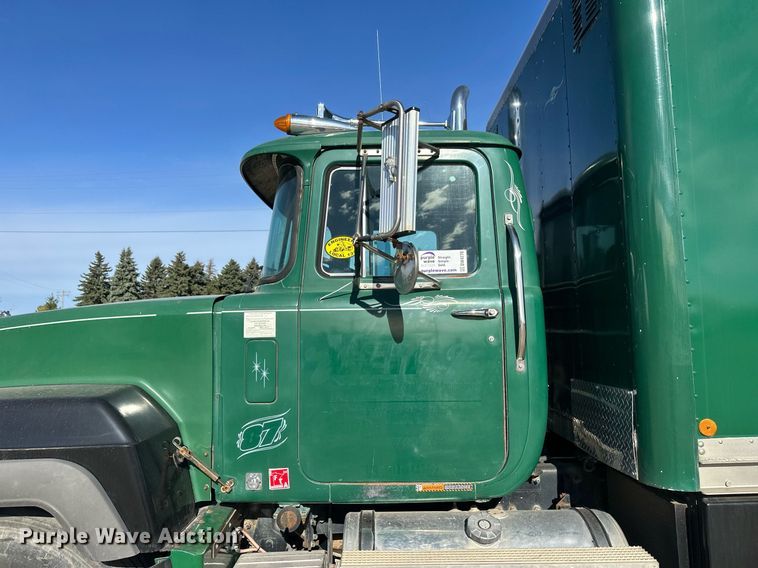 image for item DW4270 1994 Mack RD690S box truck