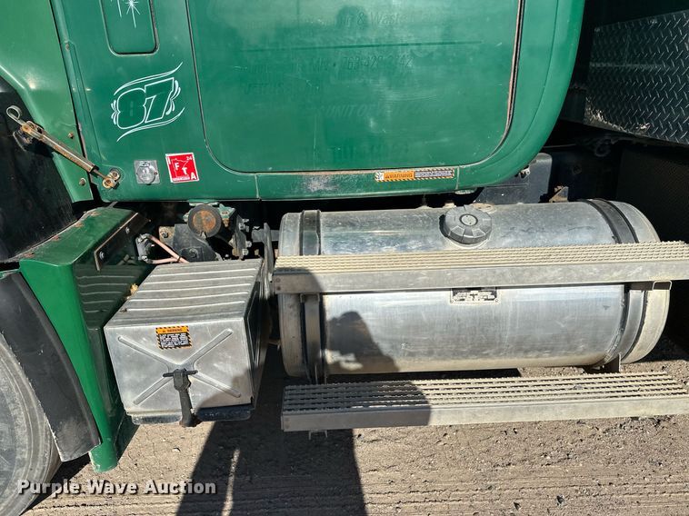 image for item DW4270 1994 Mack RD690S box truck