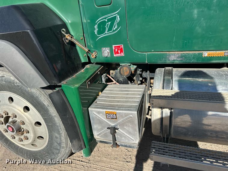 image for item DW4270 1994 Mack RD690S box truck