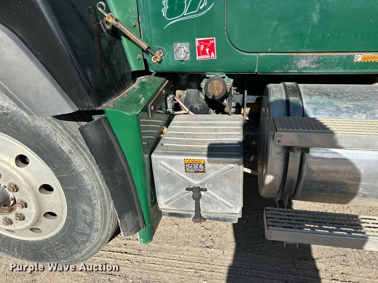 image for item DW4270 1994 Mack RD690S box truck