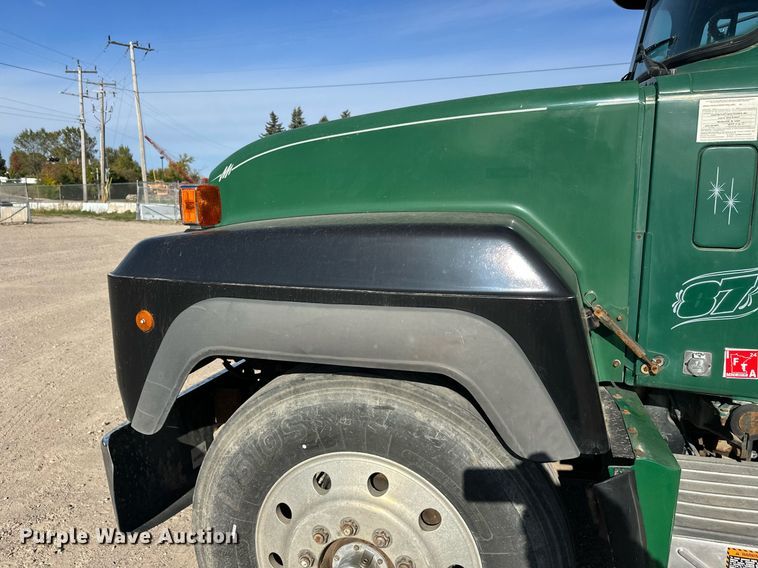 image for item DW4270 1994 Mack RD690S box truck