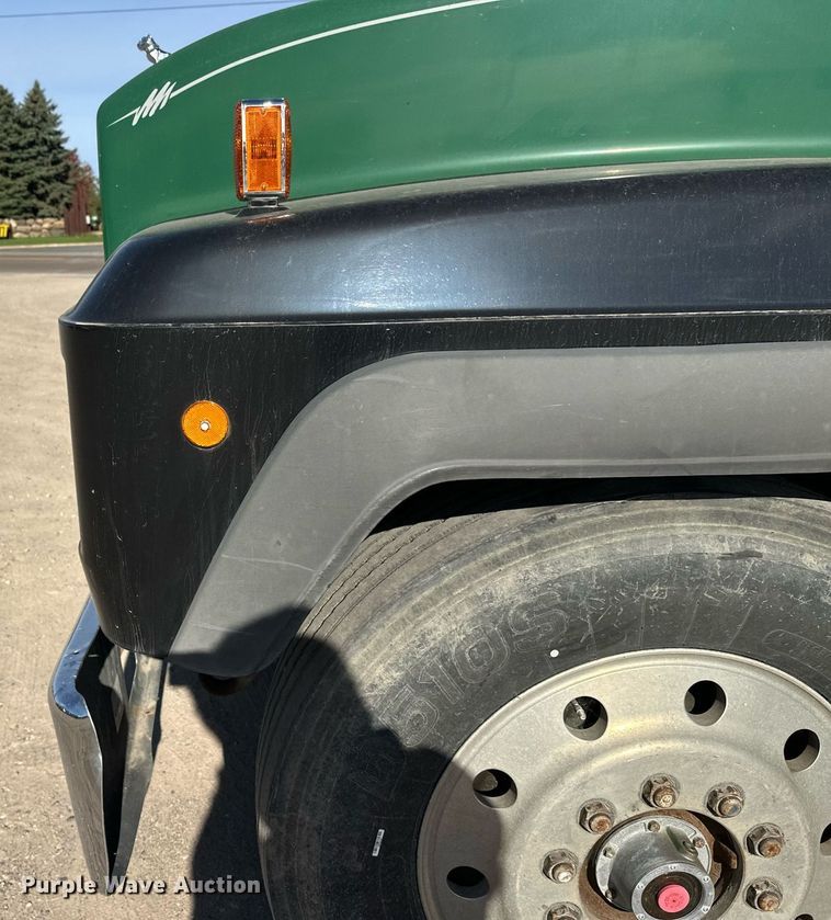 image for item DW4270 1994 Mack RD690S box truck