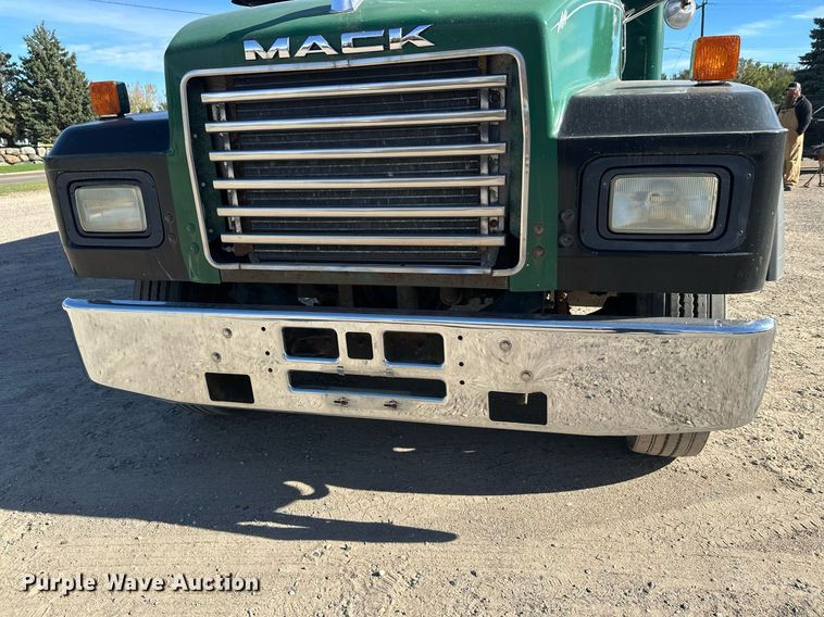 image for item DW4270 1994 Mack RD690S box truck