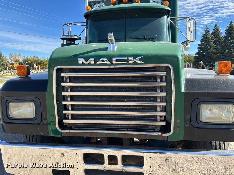 image for item DW4270 1994 Mack RD690S box truck