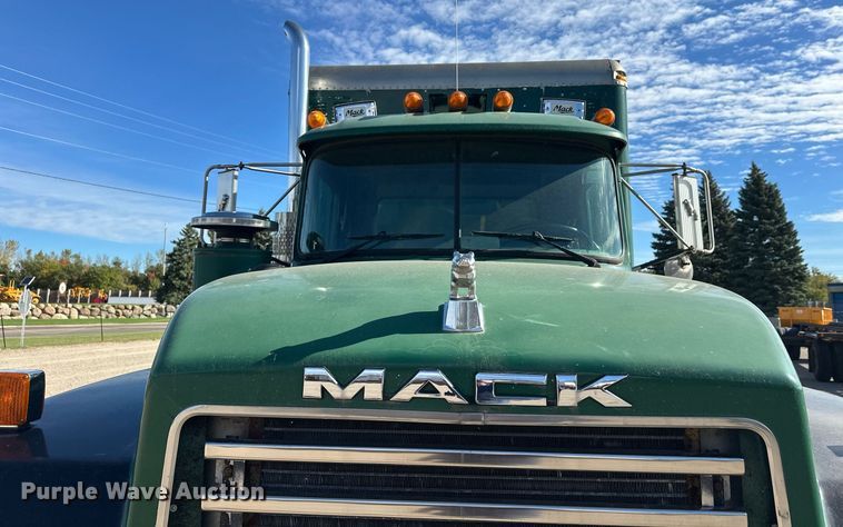 image for item DW4270 1994 Mack RD690S box truck