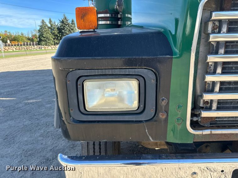 image for item DW4270 1994 Mack RD690S box truck