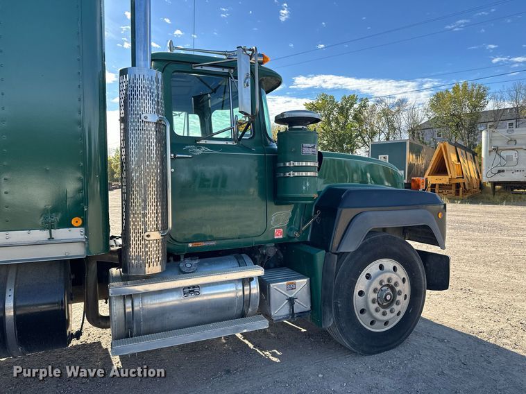 image for item DW4270 1994 Mack RD690S box truck