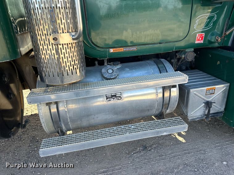 image for item DW4270 1994 Mack RD690S box truck