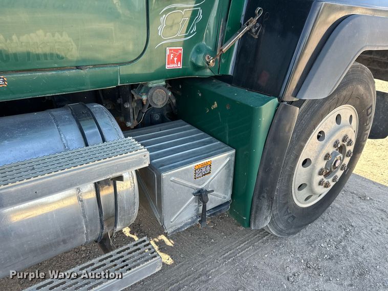 image for item DW4270 1994 Mack RD690S box truck