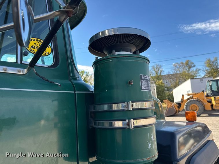 image for item DW4270 1994 Mack RD690S box truck