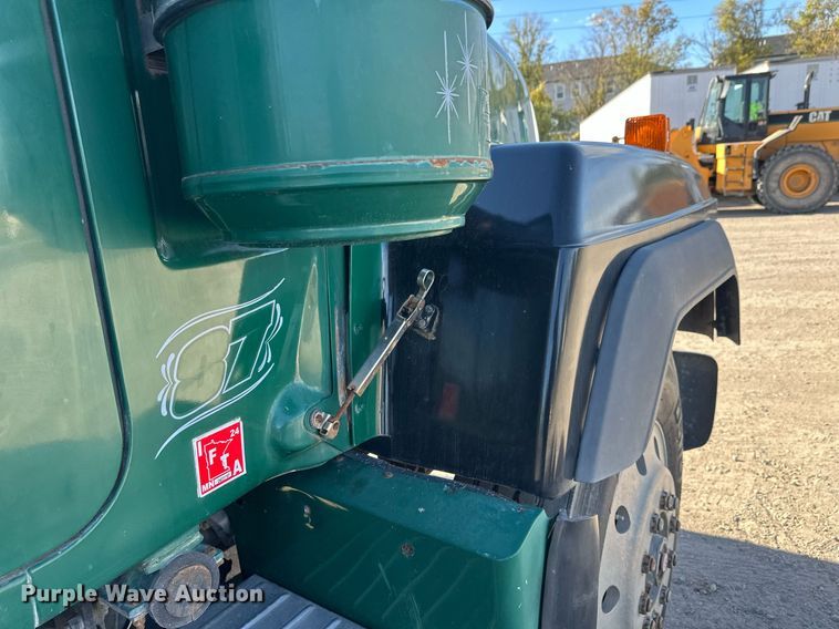 image for item DW4270 1994 Mack RD690S box truck