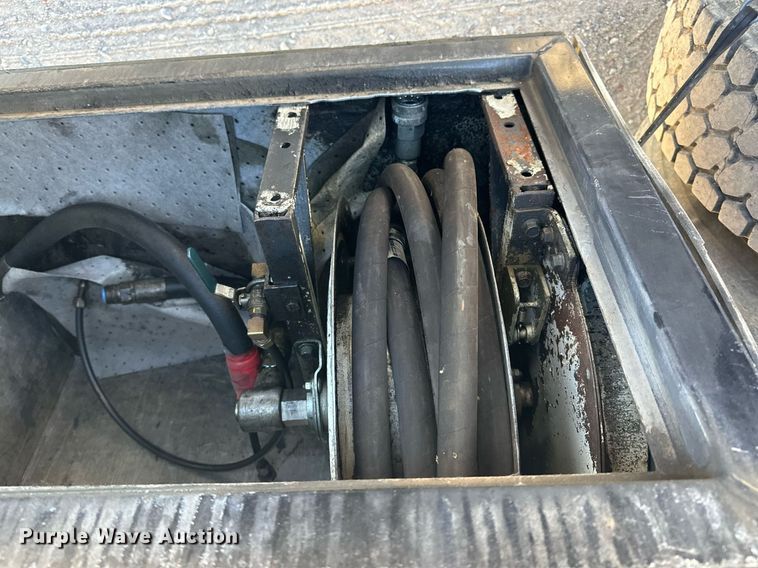 image for item DW4270 1994 Mack RD690S box truck