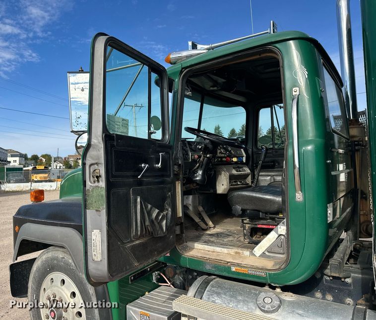 image for item DW4270 1994 Mack RD690S box truck