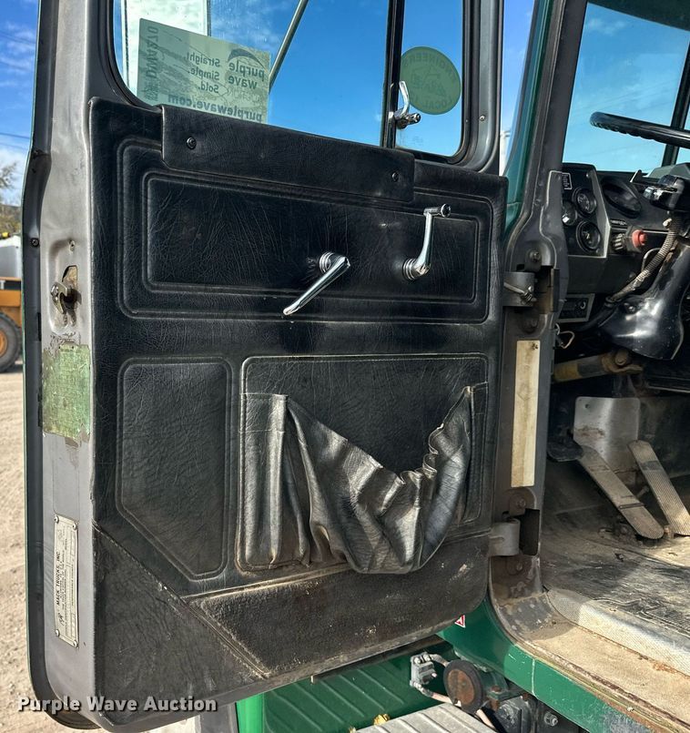 image for item DW4270 1994 Mack RD690S box truck