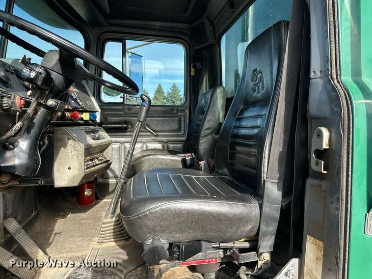 image for item DW4270 1994 Mack RD690S box truck