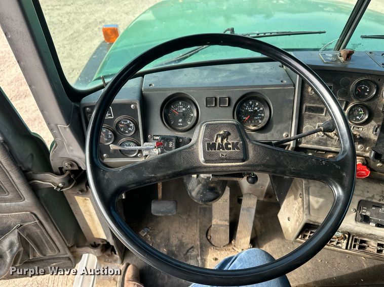 image for item DW4270 1994 Mack RD690S box truck