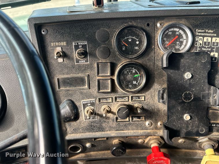 image for item DW4270 1994 Mack RD690S box truck