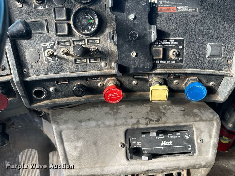 image for item DW4270 1994 Mack RD690S box truck