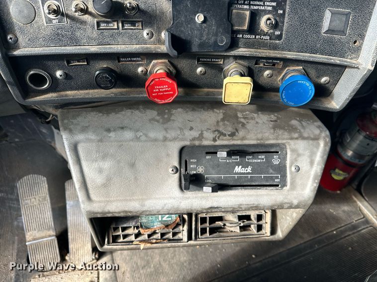 image for item DW4270 1994 Mack RD690S box truck