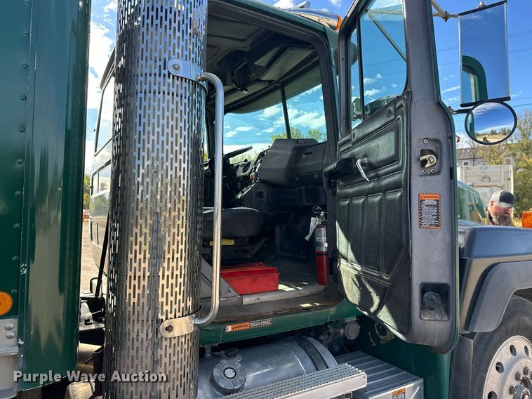 image for item DW4270 1994 Mack RD690S box truck