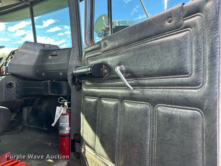 image for item DW4270 1994 Mack RD690S box truck