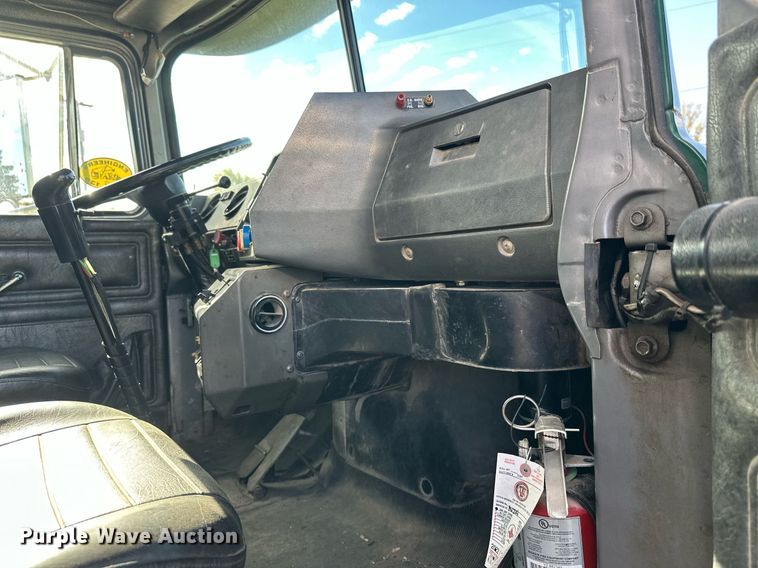 image for item DW4270 1994 Mack RD690S box truck