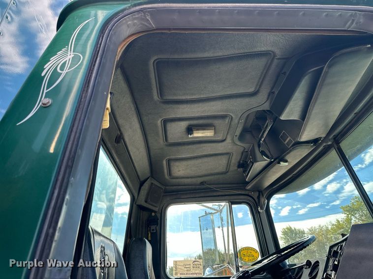 image for item DW4270 1994 Mack RD690S box truck