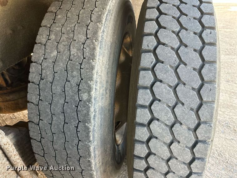 image for item DW4270 1994 Mack RD690S box truck