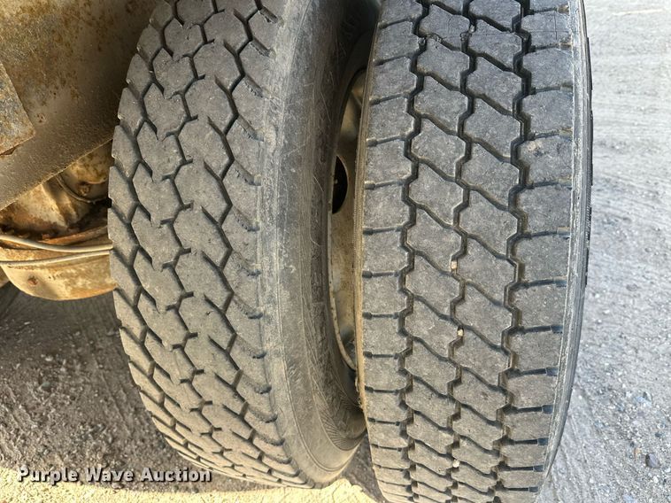 image for item DW4270 1994 Mack RD690S box truck