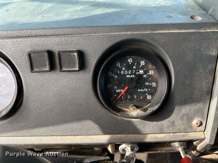 image for item DW4270 1994 Mack RD690S box truck