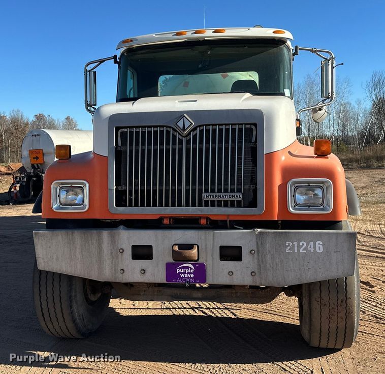 image for item DW4339 2001 International 5500i ready mix truck