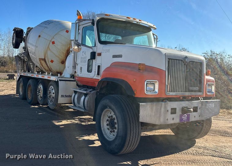 image for item DW4339 2001 International 5500i ready mix truck