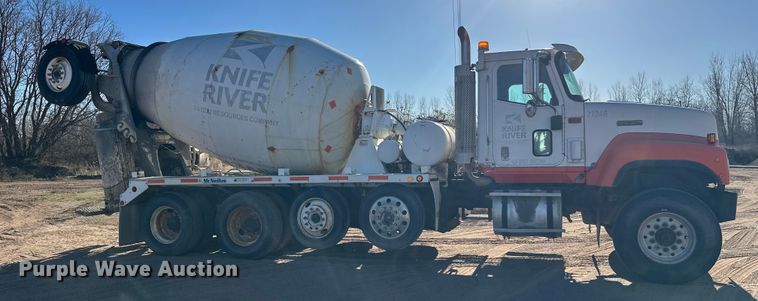image for item DW4339 2001 International 5500i ready mix truck