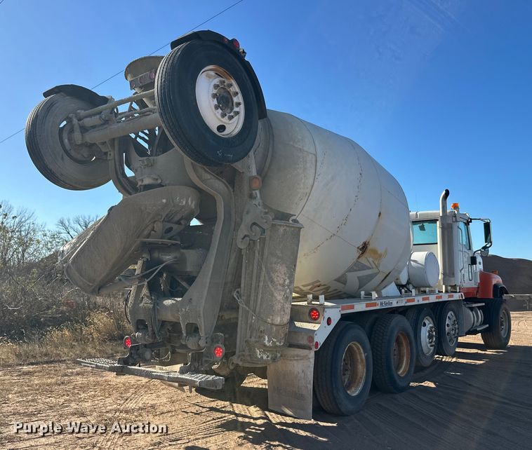 image for item DW4339 2001 International 5500i ready mix truck