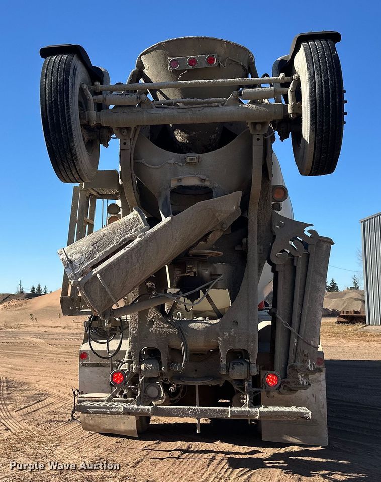 image for item DW4339 2001 International 5500i ready mix truck