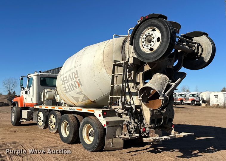image for item DW4339 2001 International 5500i ready mix truck