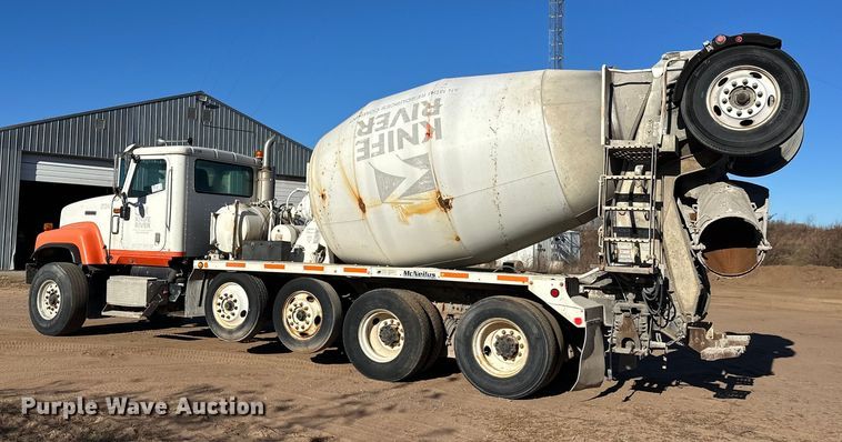 image for item DW4339 2001 International 5500i ready mix truck