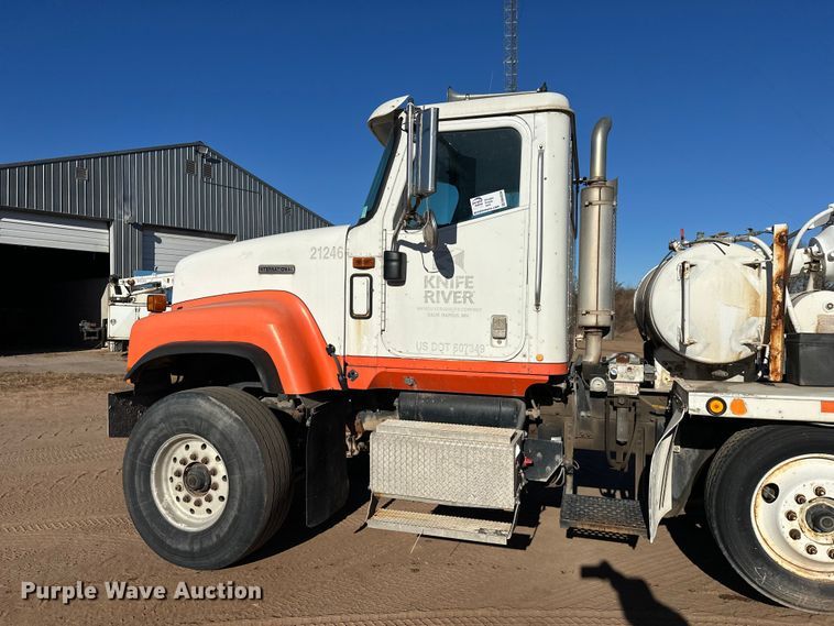 image for item DW4339 2001 International 5500i ready mix truck