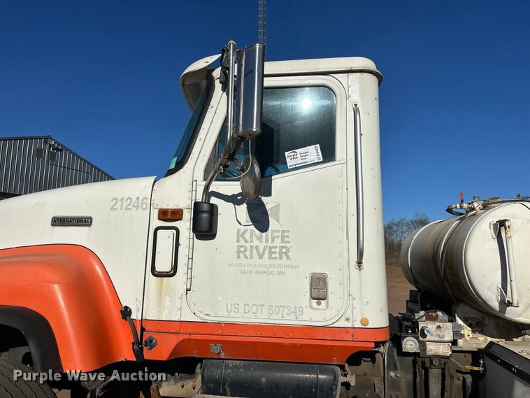 image for item DW4339 2001 International 5500i ready mix truck