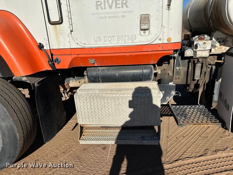 image for item DW4339 2001 International 5500i ready mix truck