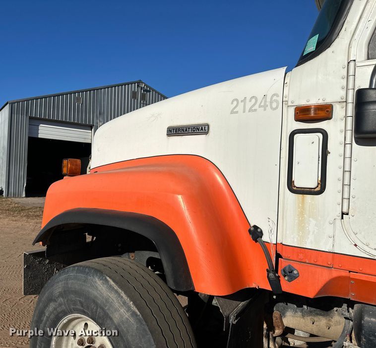 image for item DW4339 2001 International 5500i ready mix truck