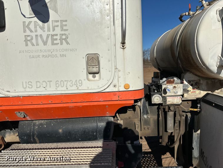 image for item DW4339 2001 International 5500i ready mix truck