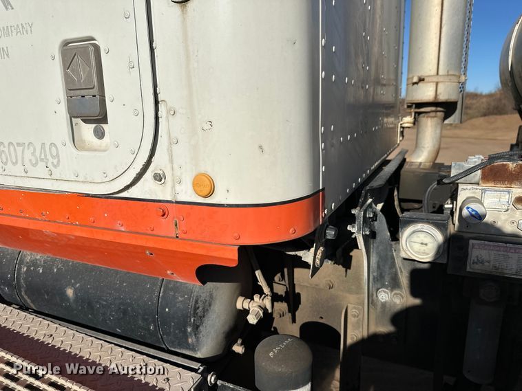 image for item DW4339 2001 International 5500i ready mix truck