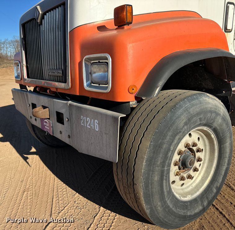 image for item DW4339 2001 International 5500i ready mix truck