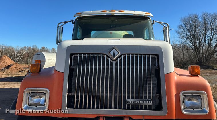 image for item DW4339 2001 International 5500i ready mix truck