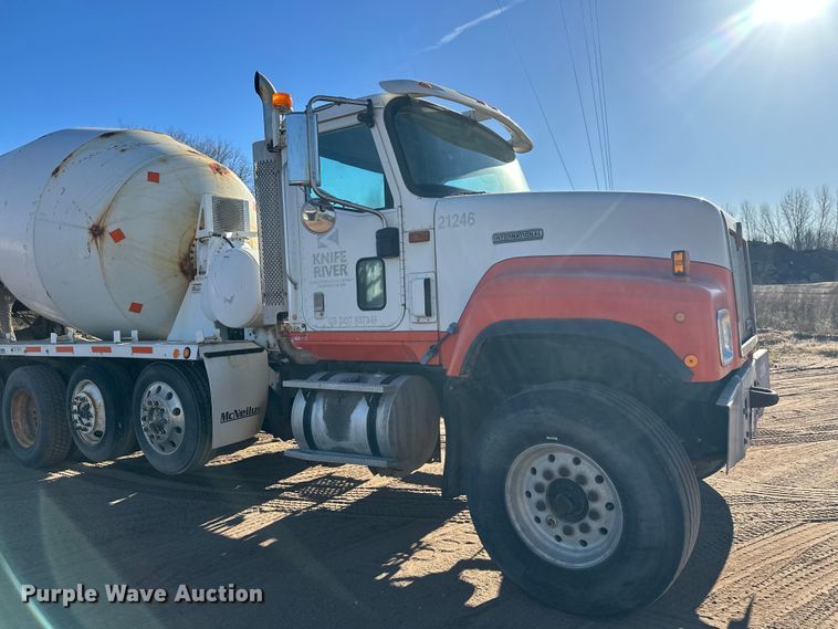 image for item DW4339 2001 International 5500i ready mix truck
