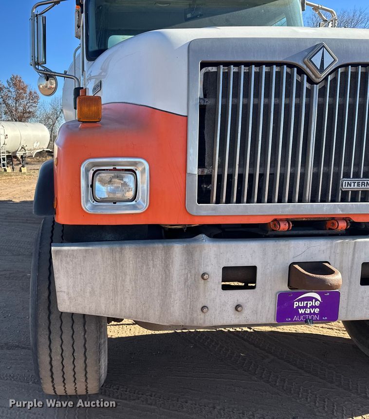 image for item DW4339 2001 International 5500i ready mix truck