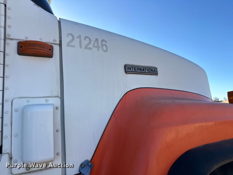 image for item DW4339 2001 International 5500i ready mix truck