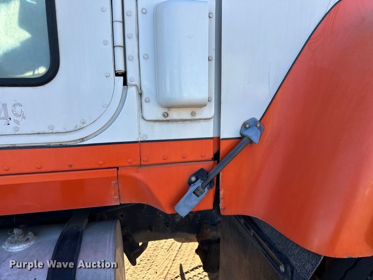 image for item DW4339 2001 International 5500i ready mix truck