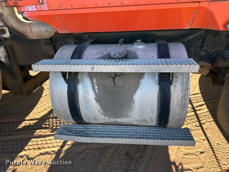 image for item DW4339 2001 International 5500i ready mix truck